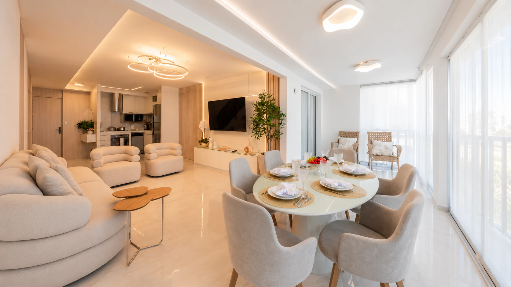 Interior residencial contemporâneo com iluminação integrada e marcenaria sob medida, projeto Carolina Andrade em Fortaleza/CE.